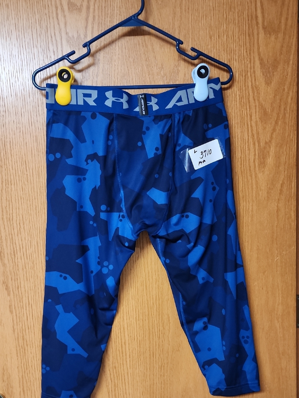Under Armour Blue Camo Compression Leggings mens M/L number 3710 no tags....